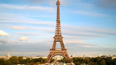 Вид Эйфелевой башни в Париже Во франции. Стоковое Фото - изображение  насчитывающей солнечно, пасмурно: 189265950