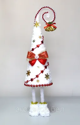 Рождественская елка на стене в интерьере Деревянная рождественская елка как  Новый Год символа счастливый, с Рождеством Христовым Стоковое Изображение -  изображение насчитывающей декоративно, мячи: 105894213