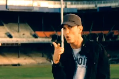 Скачать Eminem - Not Afraid клип бесплатно