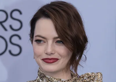 Fans Think Emma Stone Looks Unrecognizable With Black Hair On The Set Of  'Poor Things': 'Cruella Vibes' - SHEfinds