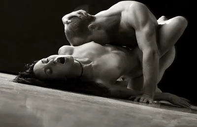 Любить молодые голые эротические чувственные пары в кровати Стоковое Фото -  изображение насчитывающей аффекты, вилочка: 32673838