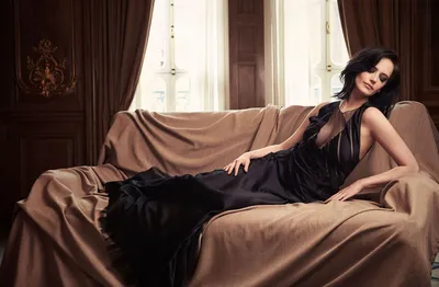 Обои на рабочий стол Модель Eva Green в черном платье позирует на диване.  Фотограф John Russo, обои для рабочего стола, скачать обои, обои бесплатно
