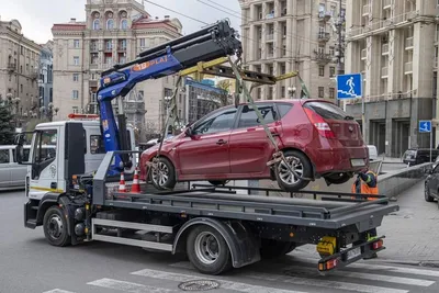 Как происходит загрузка автомобиля на эвакуатор и какие меры безопасности  при этом принимаются? | Услуги эвакуатора автомобилей | Дзен