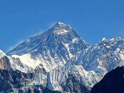 Эверест на фоне заснеженного неба, картинка эвереста фон картинки и Фото  для бесплатной загрузки
