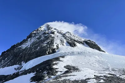 Эверест на фоне снежный дневных гор» — создано в Шедевруме