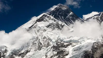 Обои Everest Природа Горы, обои для рабочего стола, фотографии everest,  природа, горы, небо, снег, вершина, гора, облака Обои для рабочего стола,  скачать обои картинки заставки на рабочий стол.