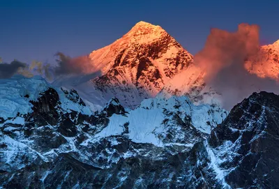 На закате эверест. стоковое изображение. изображение насчитывающей  рисуночно - 177016091