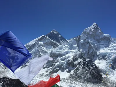 Эверест на заходе солнца. стоковое фото. изображение насчитывающей кала -  26284472