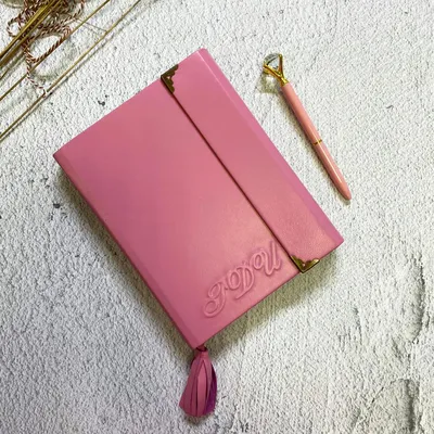 Кожаный розовый ежедневник Арно с цельным блоком ,закрывается на магнит —  Именные кожаные блокноты и ежедневники