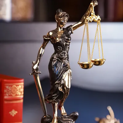 Фотография бронзовых скульптуры Themis, Femida или богини правосудия на  темной предпосылке Стоковое Изображение - изображение насчитывающей  безпассудство, правосудие: 148129985