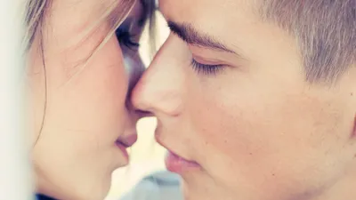 конец французского поцелуя. пара влюблена в обнимание и поцелуи Стоковое  Изображение - изображение насчитывающей энергия, глубоко: 232187127