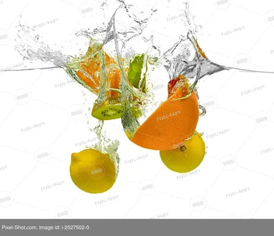 Женщина моет фрукты в пресной воде · Бесплатные стоковые фото