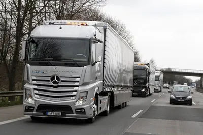 Daimler испытал колонну беспилотных фур на немецкой трассе