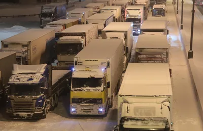 Почему фуры буксуют в снегопады и блокируют дороги - Российская газета