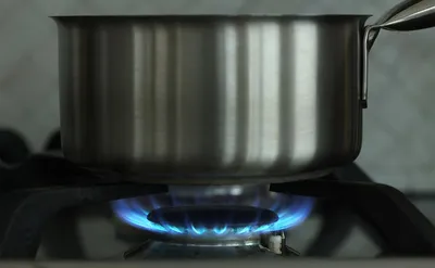 Чем пахнет бытовой газ при утечке в квартире: что делать и как устранить