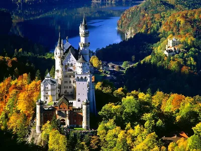 Обои на рабочий стол Красивый осенний пейзаж, замок Нойшванштайн —  романтический замок баварского короля Людвига II, Бавария, Германия, обои  для рабочего стола, скачать обои, обои бесплатно