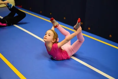 девушка выполняет гимнастические тренировки делая мост гимнастики Стоковое  Изображение - изображение насчитывающей трико, сила: 131809279