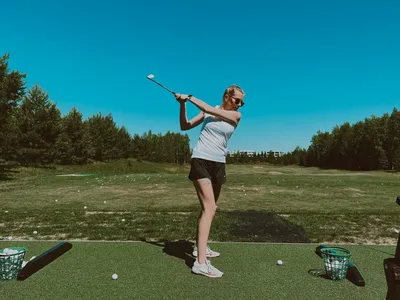 Обучение гольфу и совершенствование мастерства в GORKI golf club.