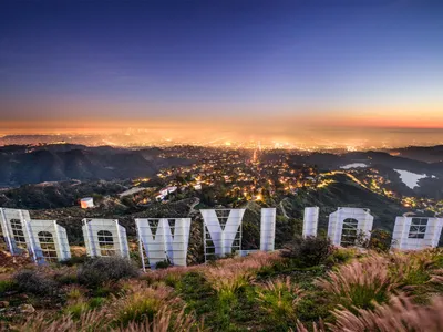 Знак ГОЛЛИВУД на предпосылке голубого неба Ориентир мира известный R  Лос-Анджелес, Калифорния Редакционное Стоковое Изображение - изображение  насчитывающей ландшафт, зодчества: 144773499