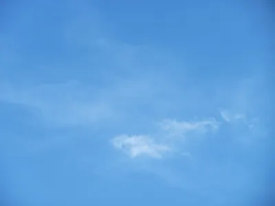 Чистое голубое небо и прекрасная маленькая белая панорама облака Стоковое  Фото - изображение насчитывающей мало, облака: 195590794