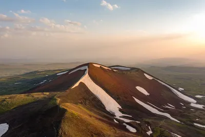 Изолированная гора на белом фоне | Премиум Фото