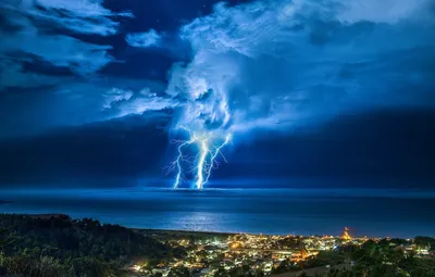 Гроза с ударами молнии на тайском острове Стоковое Фото - изображение  насчитывающей светимость, климат: 55567854
