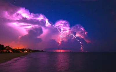 Гроза на пляже Средиземного моря Стоковое Фото - изображение насчитывающей  драматическо, молния: 143951200