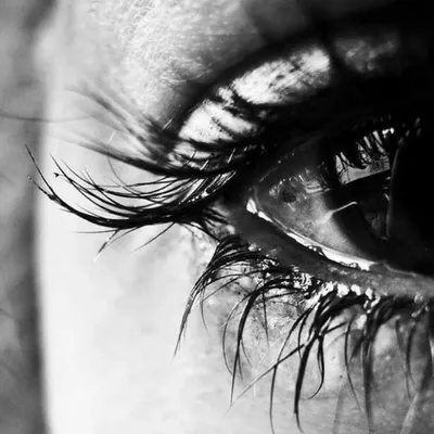 девушка с плачем и слезами... грустные грустные глаза в красной санте  Иллюстрация вектора - иллюстрации насчитывающей лицево, украшение: 231665291