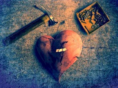 Фредерик Бегбедер цитата: „Сердце, не разбитое любовью, еще не сердце.“