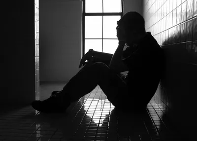 Усталый грустный грустный парень, ладонью трогающий свою щеку Стоковое Фото  - изображение насчитывающей здоровье, мужчина: 158556724