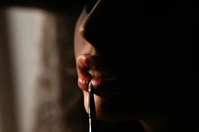 Красивая Женщина Вампир, Красные Губы В Крови. Монохромное Изображение.  Хэллоуин Или Тему Ужасов Фотография, картинки, изображения и  сток-фотография без роялти. Image 47185444