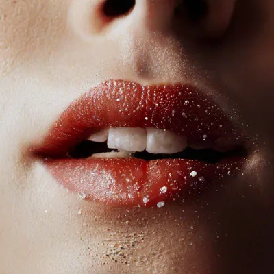Поцелуй сексуальный рот пухлые губы губы поцеловал изолированные на белом  фоне | Премиум Фото