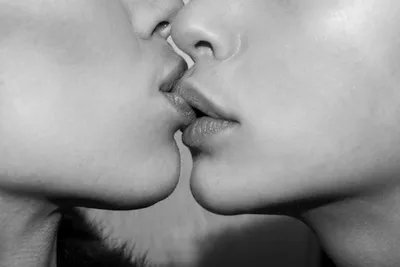 Сексуальный поцелуй с красными губами крупный план красивой страстной  сексуальной пары, целующейся | Премиум Фото