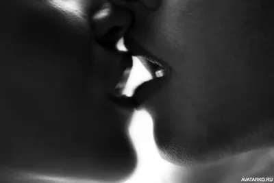 Сексуальные губы. красота красная деталь макияжа губ. поцелуй. женское лицо  крупным планом | Бесплатно Фото