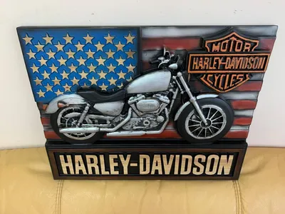 Harley Davidson Softail припаркован перед зданием, харлей дэвидсон фото фон  картинки и Фото для бесплатной загрузки