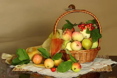 Красно-зеленые яблоки в корзинке на белом фоне Stock-Foto | Adobe Stock