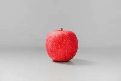 Стол, на столе стеклянное яблоко с…» — создано в Шедевруме