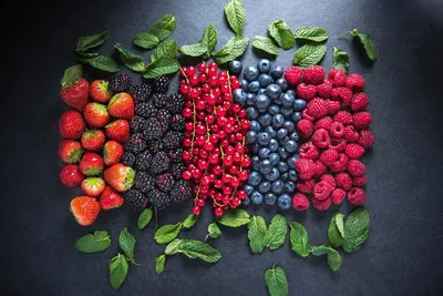 Красная, черная, голубая и желтая еда Плодоовощи и ягоды в деревянном шаре  изолированном на белизне Сладостная и сочная ягода с к Стоковое Фото -  изображение насчитывающей ягод, плодоовощи: 110833128