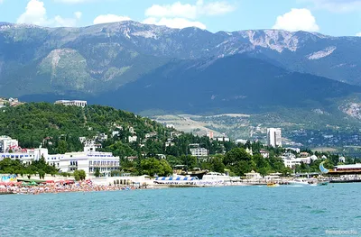 Из Черного моря открывается прекрасный вид на курорт Крыма Ялта  Редакционное Фото - изображение насчитывающей утесы, строя: 157145906