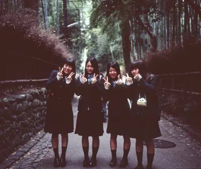 3 японские школьницы стоят под голубым небом на лестнице, 3 школьницы с  низким углом, Hd фотография фото, облако фон картинки и Фото для бесплатной  загрузки