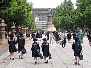 Обои на рабочий стол Две веселые японские школьницы в матросках стоят у  дверей, обои для рабочего стола, скачать обои, обои бесплатно