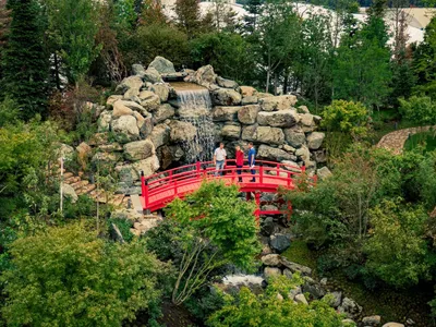 Влюблённые пары, ресторан и кофе: показываем ночной Японский сад в парке  Галицкого