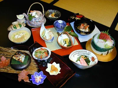 поднос с различными японскими блюдами на обеденном столе, картинка японской  еды, еда, посуда фон картинки и Фото для бесплатной загрузки