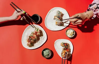 тарелка японской еды, состоящая из различных видов суши Стоковое Фото -  изображение насчитывающей части, взорвать: 220802498