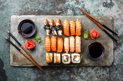много разных видов суши выставлено в деревянной коробке, картинка японской  еды, еда, посуда фон картинки и Фото для бесплатной загрузки