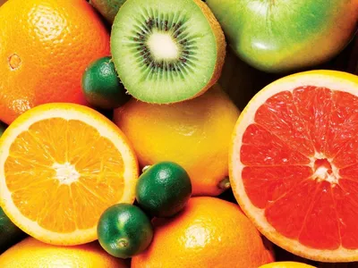 фрукты разные лежат на столе порезанные и яркие Stock Photo | Adobe Stock
