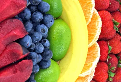 Яркие овощи и фрукты в корзине ивы изолированной на белом Стоковое  Изображение - изображение насчитывающей зеленый, план: 170119163
