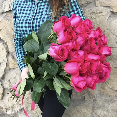 Купить букет 38 ярко-розовых роз (40 см.) в упаковке по доступной цене с  доставкой в Москве и области в интернет-магазине Город Букетов