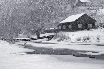 Зимой Река, Когда Идет Снег Фотография, картинки, изображения и  сток-фотография без роялти. Image 14950902