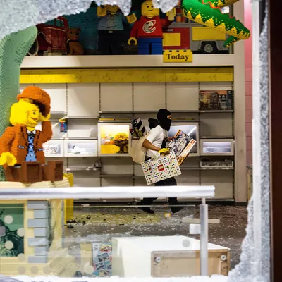 Конструктор LEGO Minecraft Площадка для тренировок 21183 купить по цене  49690 ₸ в интернет-магазине Детский мир
